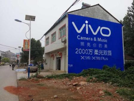 墨江刷墙广告和喷绘墙体广告哪个效果好？