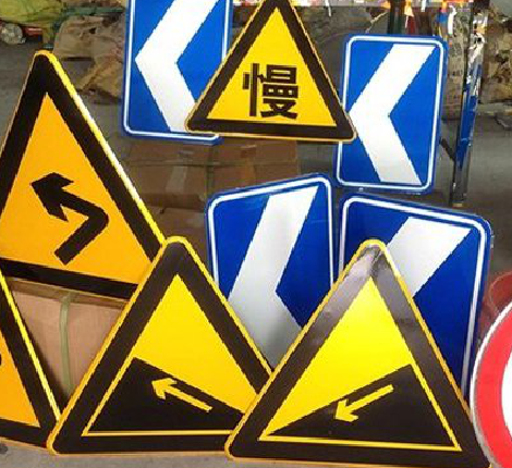 墨江标识标牌中颜色的确定是很重要的。